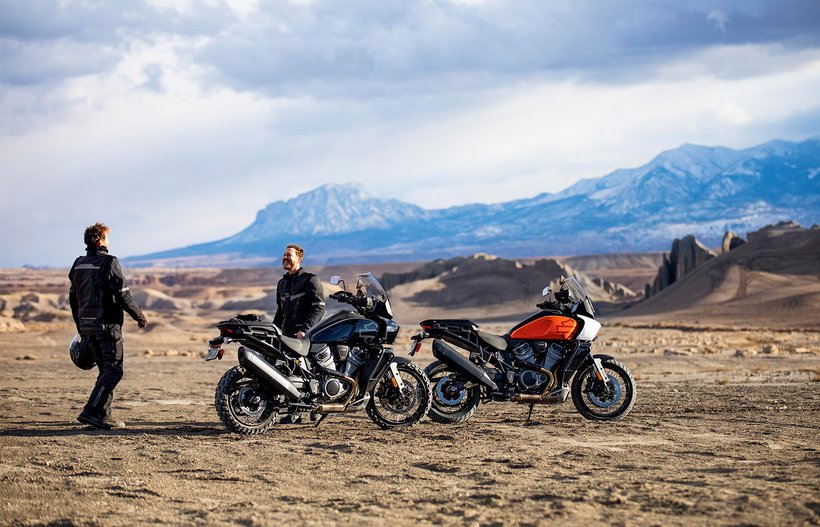 Harley-Davidson Pan Americaアドベンチャーツーリングバイクのライダー2人が荒野で互いに挨拶