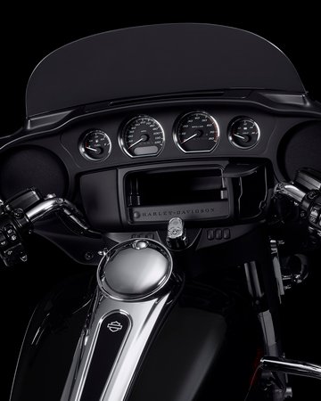 Puesto de conducción y manillares de la motocicleta Electra Glide Standard 2022