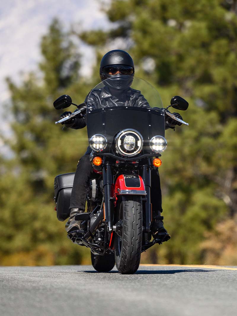 Dois motociclistas pilotando uma Heritage Classic 2022 em uma estrada no deserto