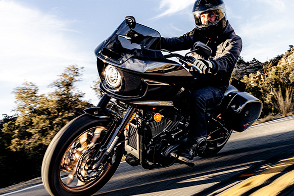 全黑风格的2022年款大道滑翔ST摩托车