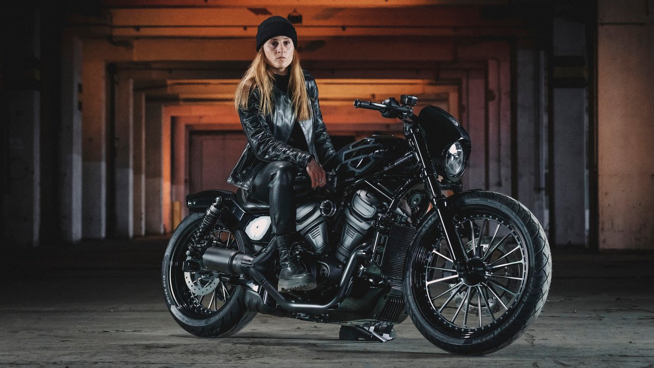Kim Bergerforth com a sua moto customizada