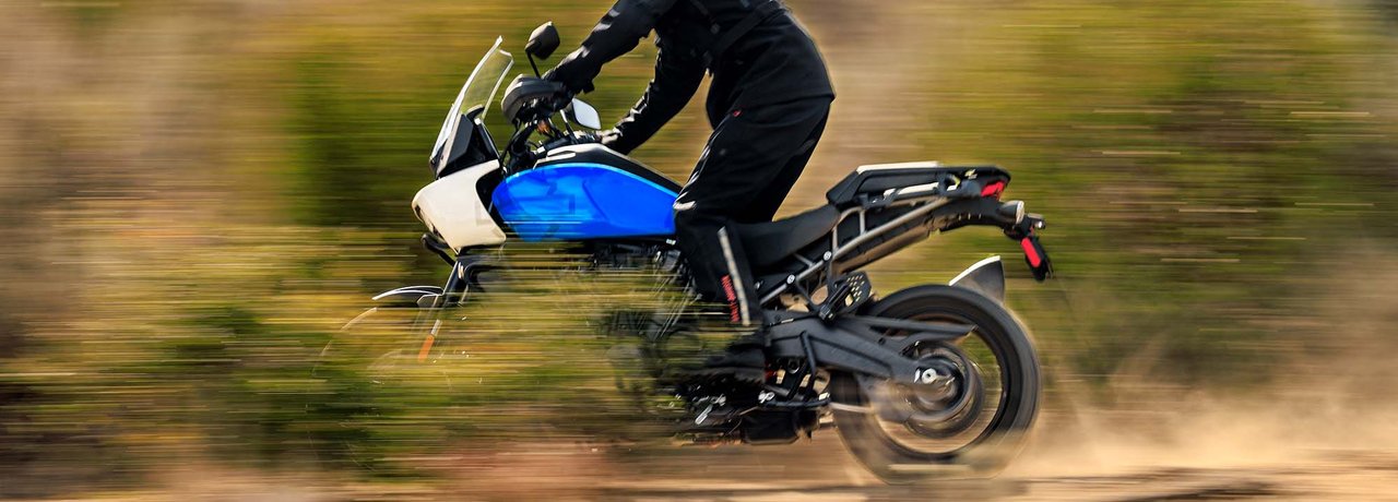 Motocicleta Pan America circulando en el desierto en condiciones todoterreno
