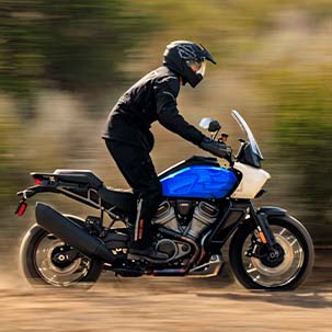 Motocykle Pan America jadące po pustyni