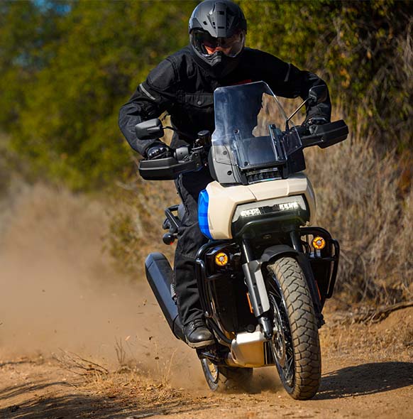 Мужчина на мотоцикле Pan America в пустыне