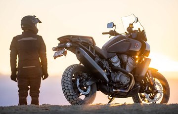 Deux motocyclistes avec une motocyclette de tourisme d’aventure Harley-Davidson Pan America.