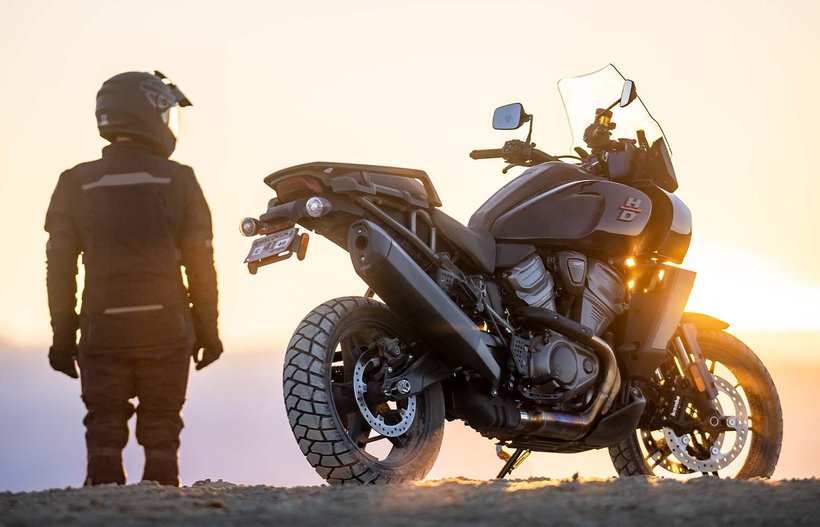 Kaksi kuljettajaa Harley-Davidson Pan America Adventure Touring -moottoripyörillä.