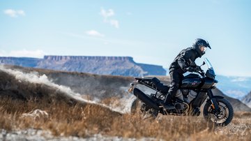 Motocicleta conduciendo una Pan America 1250 en el desierto