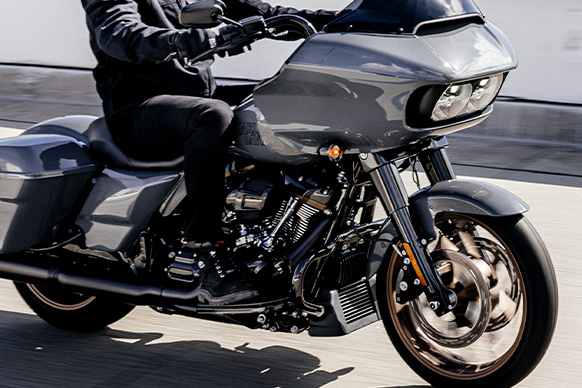 Temně černý motocykl Road Glide ST 2022
