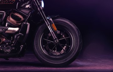 A Sportster S motorkerékpár bal oldalának szépségét bemutató fotó