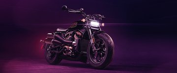 A motorkerékpár szépségét bemutató stúdiófotó 