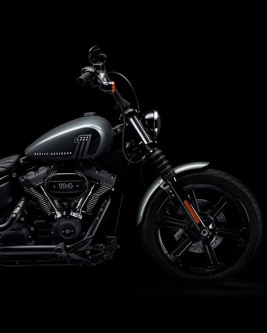 Pysäköity 2022 Harley-Davidson Street Bob -moottoripyörä