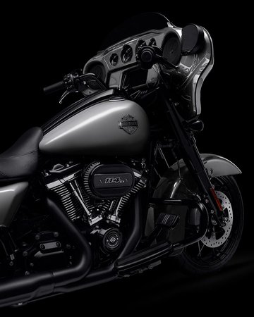 2022款大道滑翔定制版摩托车的全黑风格细节