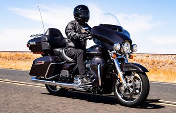 Imagem em close da frente de uma motocicleta Ultra Limited 2022 da Harley-Davidson