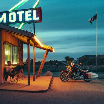 Electra Glide Highway King motosikletin güzelliğini yansıtan fotoğraf