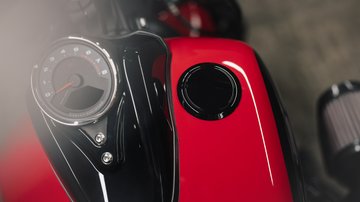 Detail tachometru motocyklu Fat Bob 114