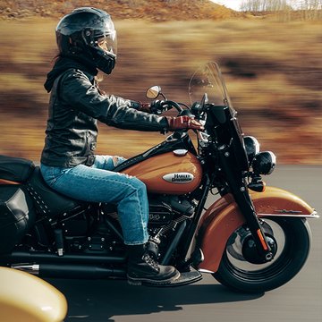 Žena jedoucí na motocyklu Heritage Classic