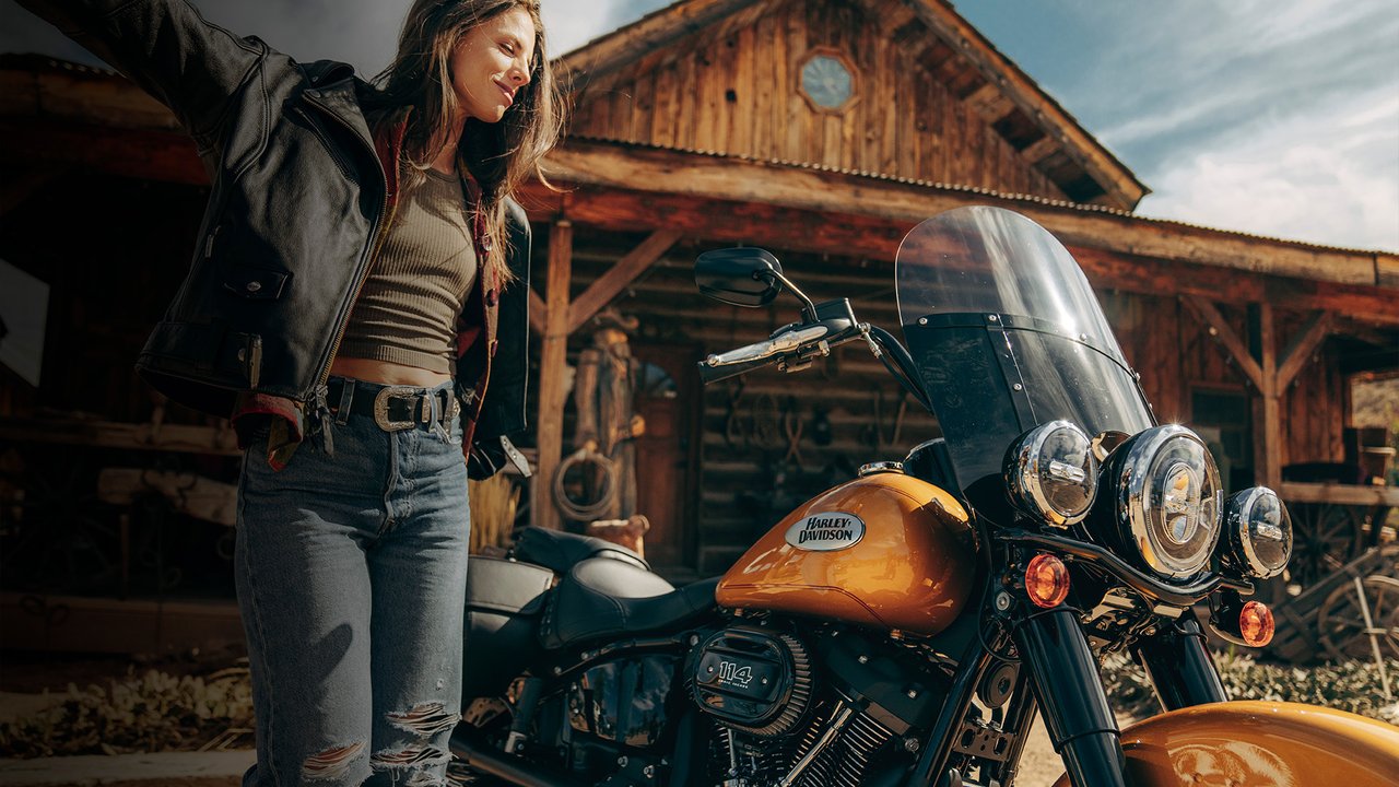 Žena stojící u motocyklu Heritage Classic