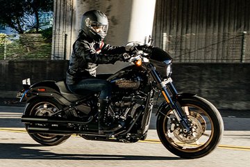 Sepeda motor Low Rider S 2023 serba hitam