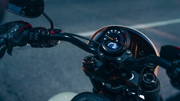 Detailní záběr tachometru motocyklu Low Rider S
