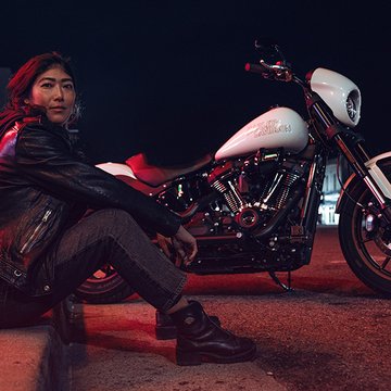 Kobieta siedząca przed Low Rider S 