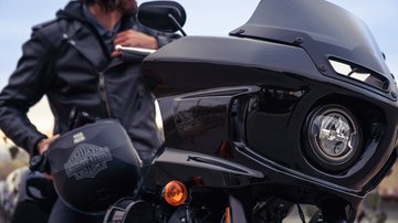 لقطة مقرّبة لدرّاجة Low Rider ST