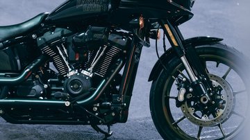 Detailní záběr motocyklu Low Rider ST