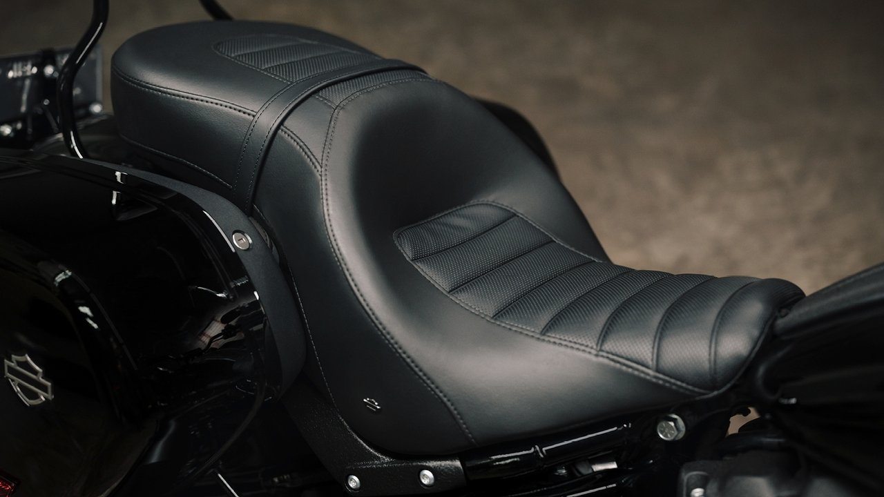 Detailní záběr sedla motocyklu Low Rider ST