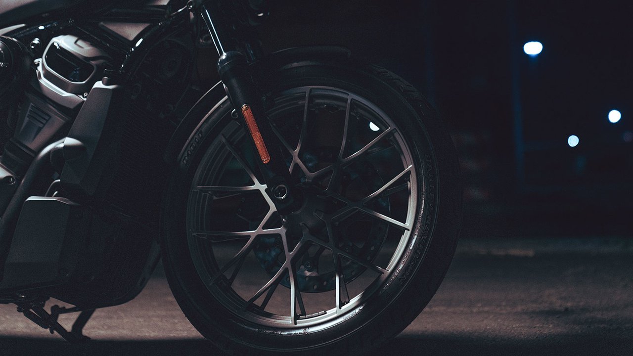 لقطة مقرّبة لعجلة درّاجة Nightster Special