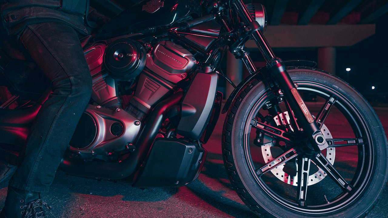 Detail nádrže a kola motocyklu Nightster