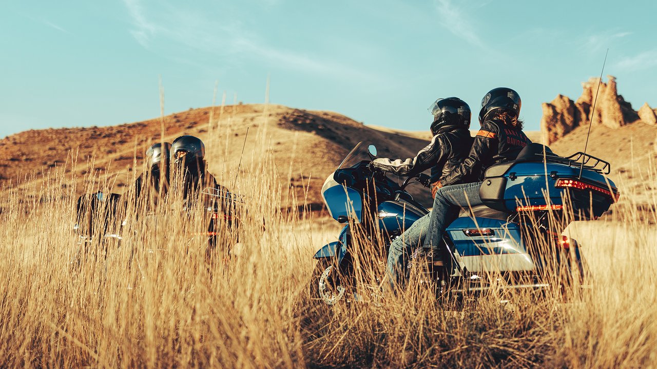 Motorradfahrer auf der Road Glide Limited in der Wüste