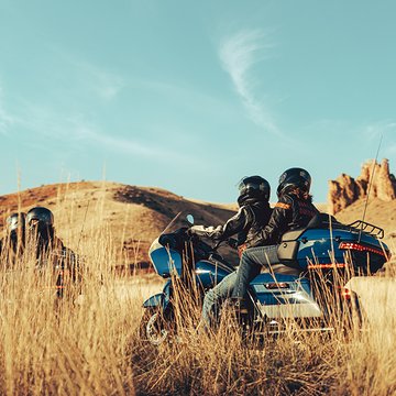 Motociclisti su Road Glide Limited in viaggio nel deserto