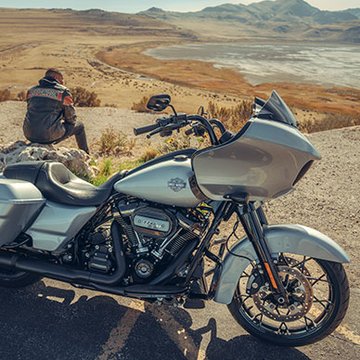 Parkoló Road Glide Special motorkerékpár a sivatagban