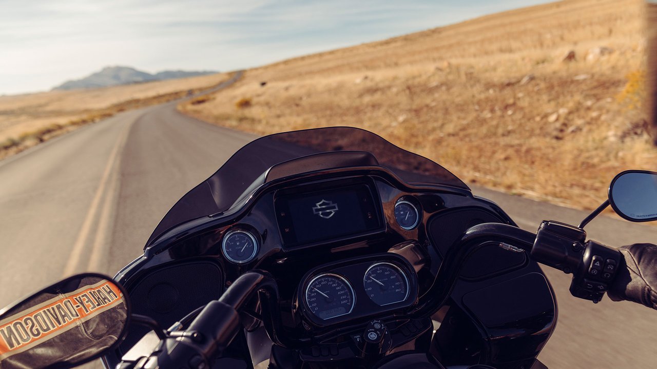 Un motocycliste conduisant une Road Glide Special sur une route du désert