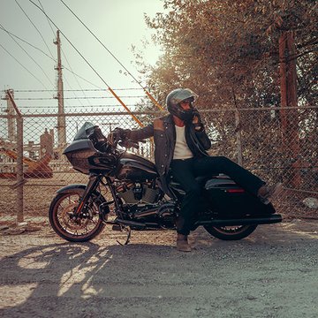 Muž sedící na motocyklu Road Glide ST