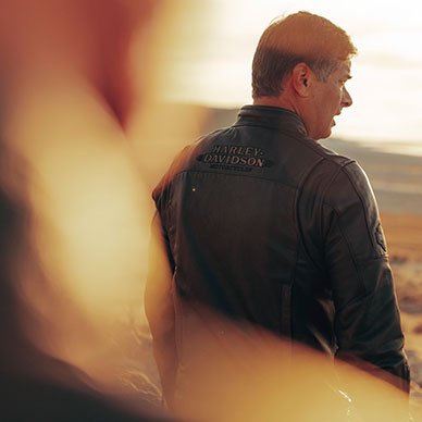 Un homme portant une veste en cuir Harley-Davidson