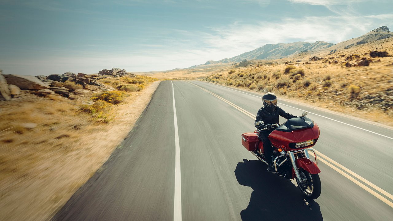 Un motocycliste conduisant une Road Glide sur une route du désert