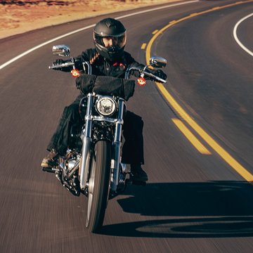 Snímek motocyklu Softail Standard za jízdy