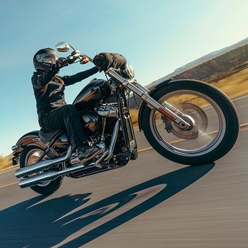 Zdjęcie jadącego motocykla Softail Standard 