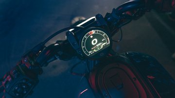 Közeli kép a Sportster S motorkerékpár infotainment rendszeréről