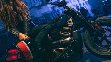 Moto com mulher sentada com capacete H-D numa moto Sportster S
