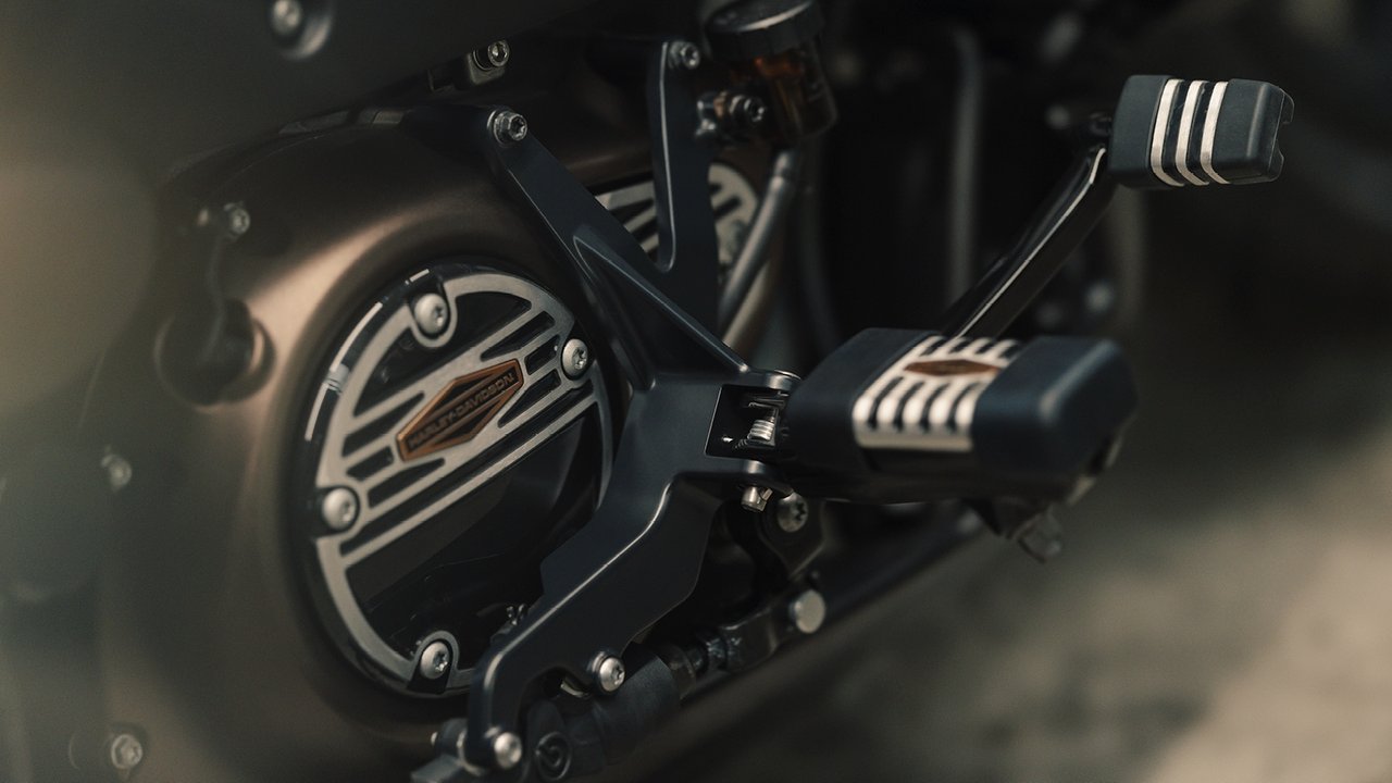 Close-up do pedal da moto Sportster S