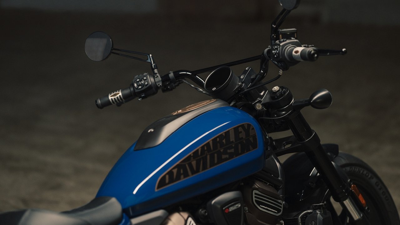 Közeli kép a Sportster S motorkerékpár üzemanyagtartályáról