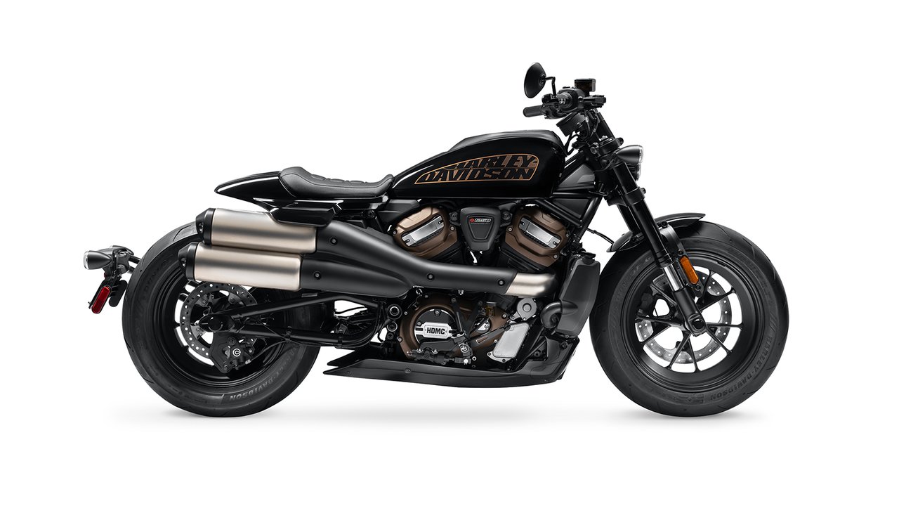 Sportster S con pacchetto Wild One Package, su fondale bianco 