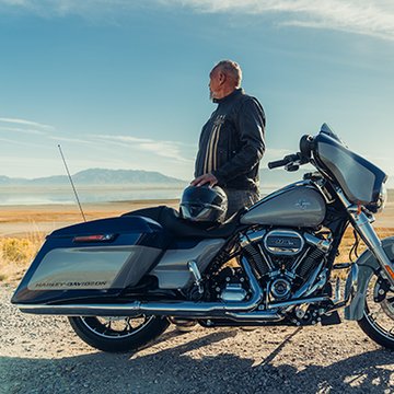 Street Glide Specialのそばに立つ男性