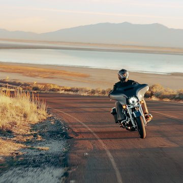 Une Street Glide Special garée avec un motocycliste en arrière-plan