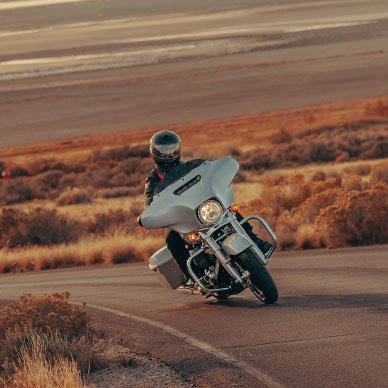 Un motocycliste conduisant une Street Glide sur une route de campagne