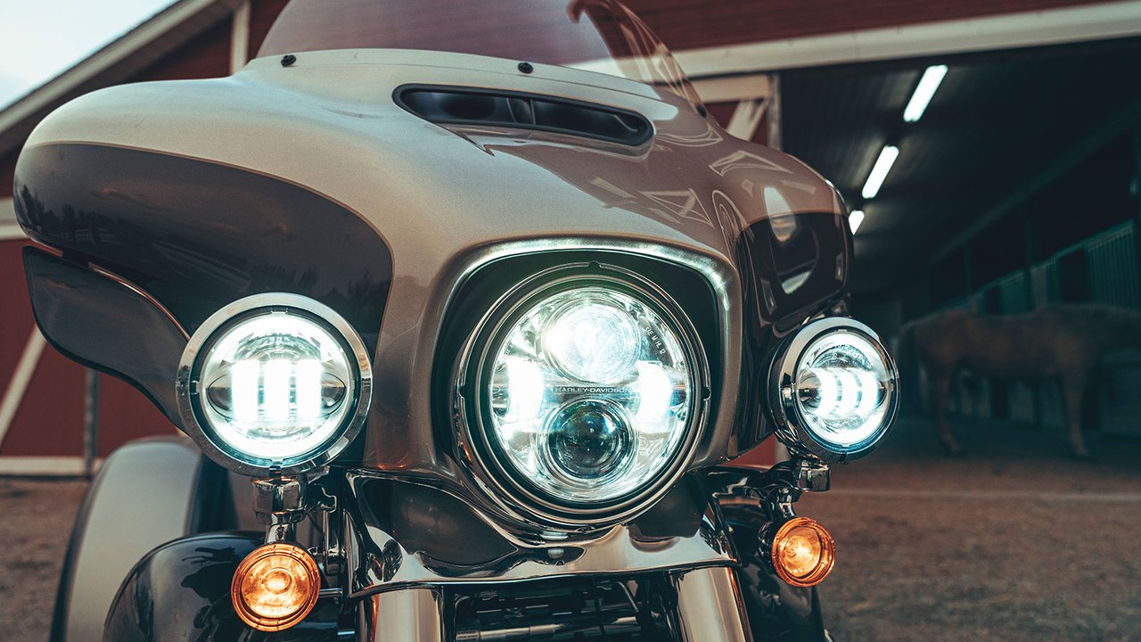 Detail předního osvětlení motocyklu Tri Glide Ultra