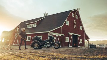 Photo de la motocyclette Tri Glide Ultra dans une ferme