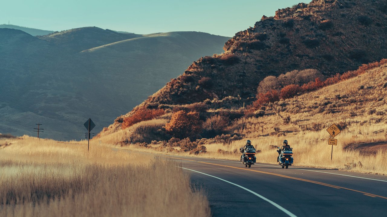 Motociclistas en Ultra Limited conduciendo en un camino rural