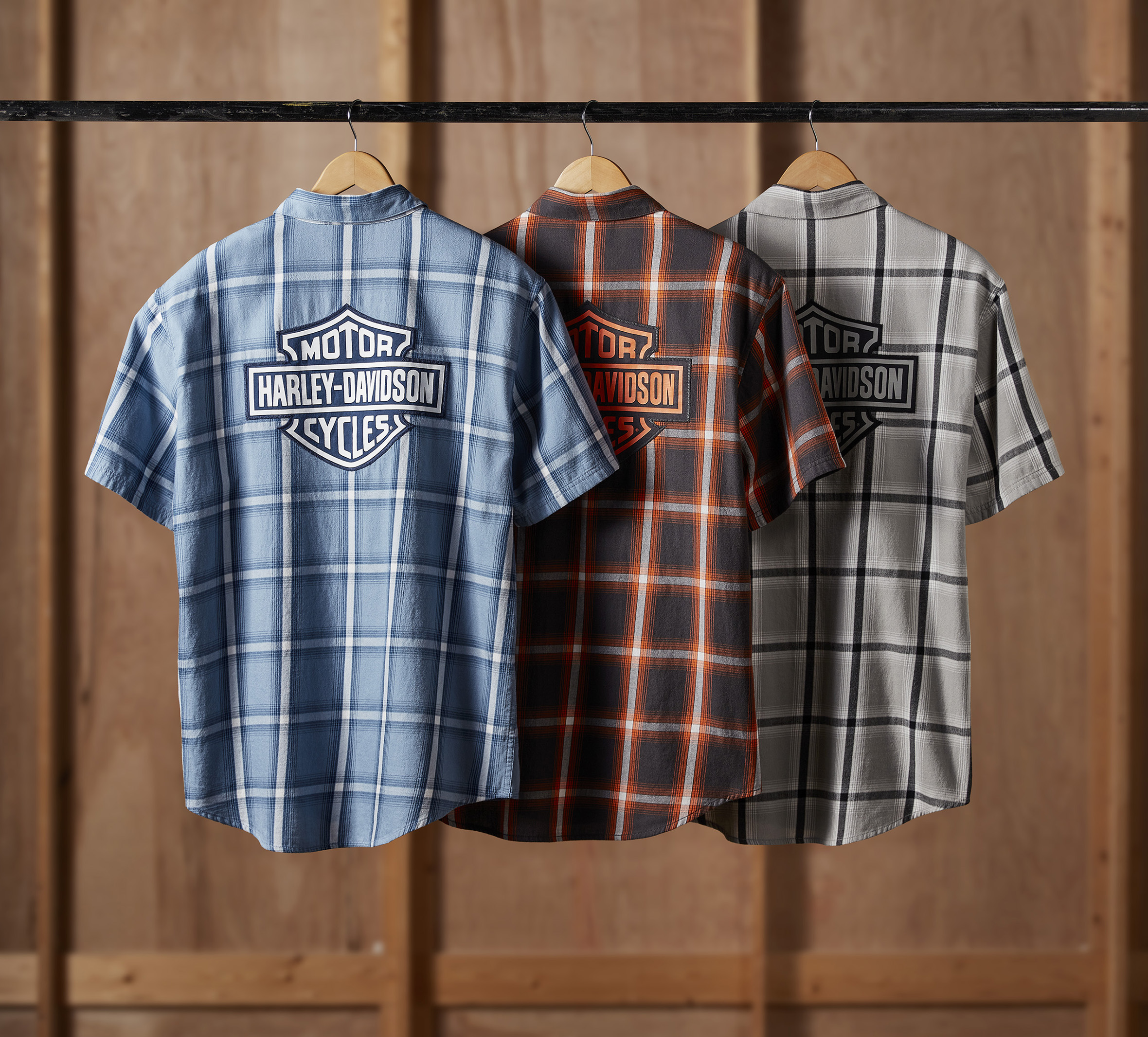 Men's Bar & Shield Staple Short Sleeve Shirt